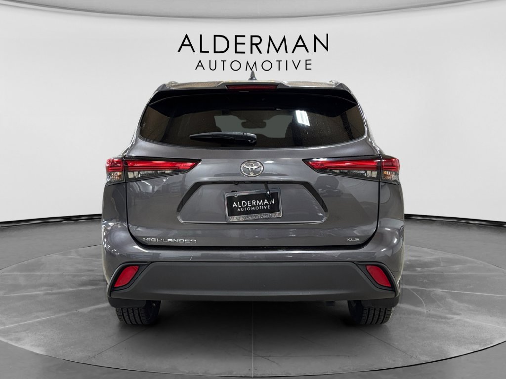 Used 2021 Toyota Highlander XLE FWD image 4