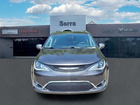 Used 2019 Chrysler Pacifica Limited FWD image 2