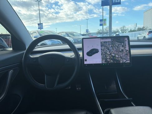 Used 2020 Tesla Model 3 Standard Range Plus image 3
