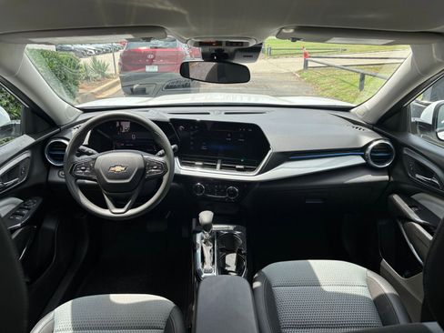 Used 2025 Chevrolet Trax LT FWD image 32