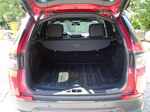 Used 2023 Land Rover Discovery Sport SE image 10