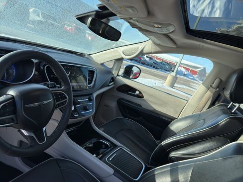 Used 2022 Chrysler Pacifica Limited image 26