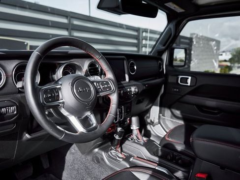 Used 2020 Jeep Gladiator Rubicon image 2