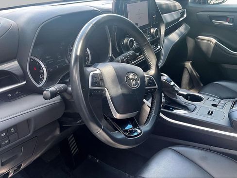 Used 2023 Toyota Highlander XSE FWD image 18