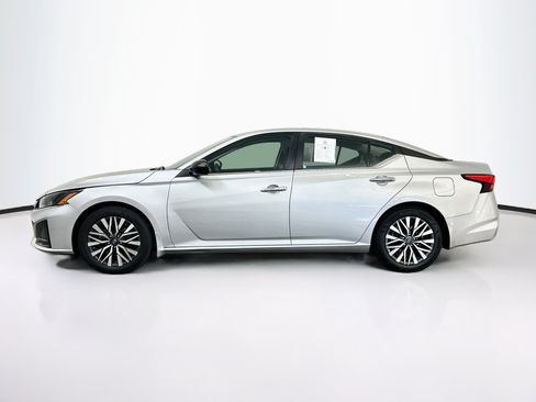 Used 2024 Nissan Altima 2.5 SV FWD image 4