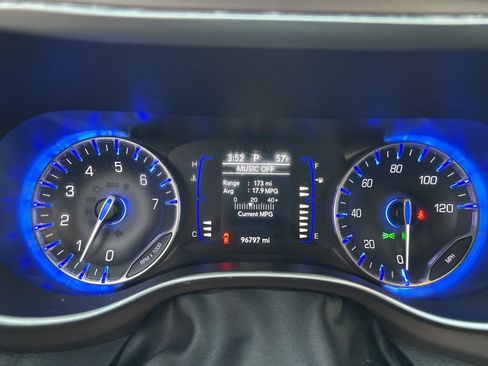 Used 2020 Chrysler Voyager Lxi image 15