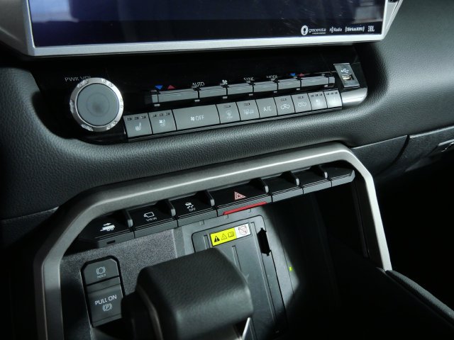 Used 2024 Toyota Tundra Limited AWD/4WD image 19