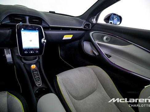 Used 2025 McLaren Artura Spider image 16