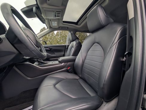 Used 2023 Toyota Highlander XLE image 32