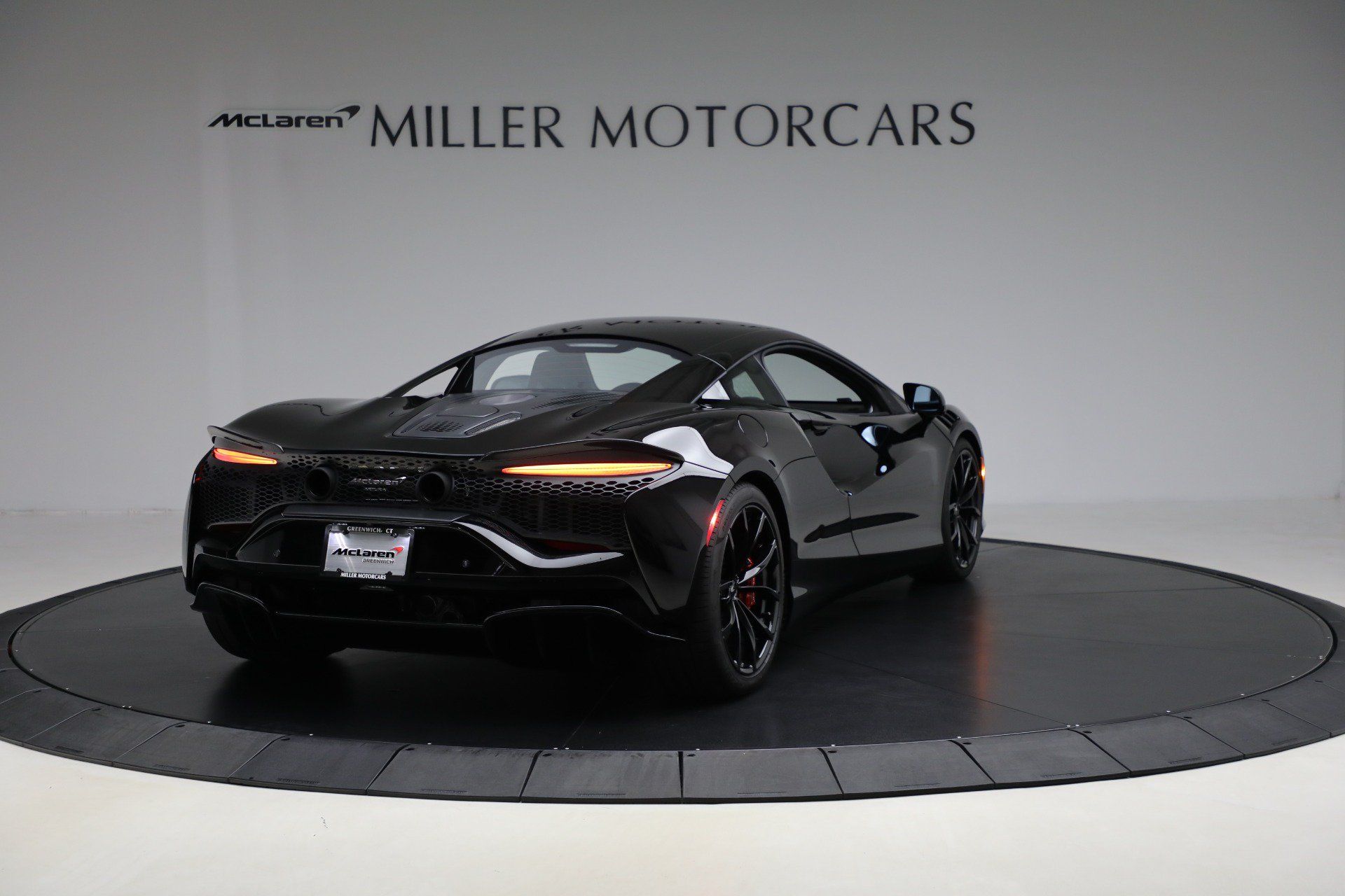 Used 2024 McLaren Artura RWD image 7