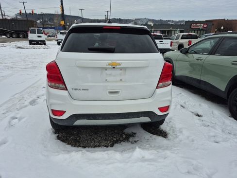 Used 2022 Chevrolet Trax LT w/ LT Convenience Package image 6