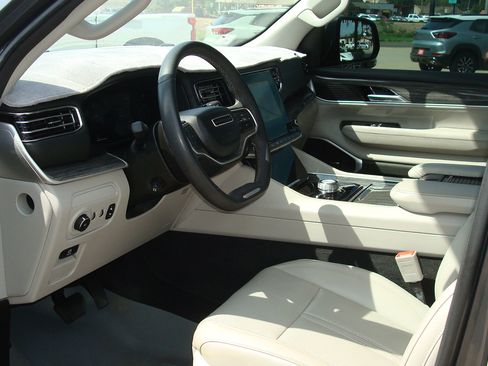 Used 2022 Jeep Wagoneer Series II AWD/4WD image 8