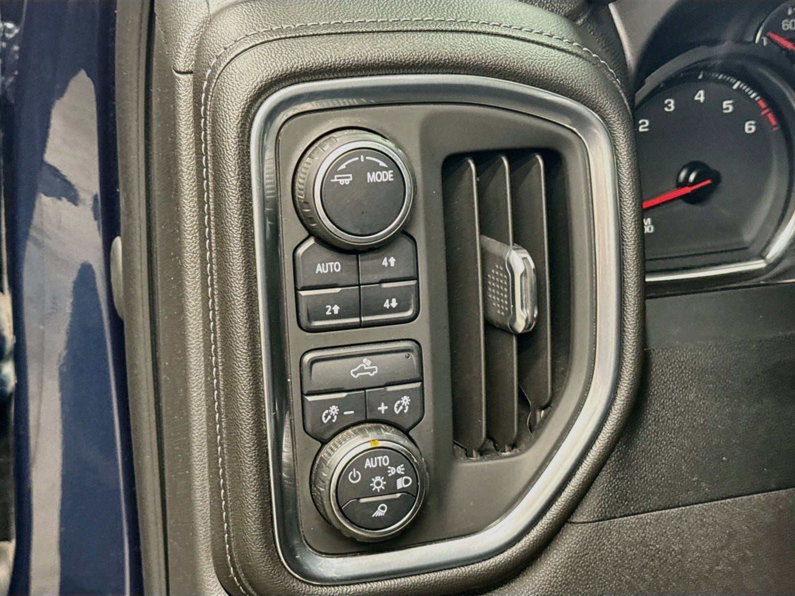 Used 2021 Chevrolet Silverado 1500 LT w/ Z71 Off-Road Package AWD/4WD image 13