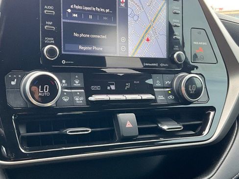 Used 2021 Toyota Highlander XLE AWD/4WD image 24
