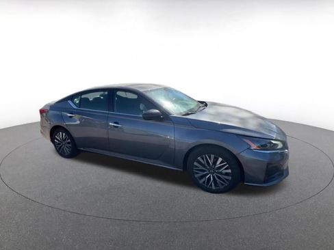 Used 2025 Nissan Altima 2.5 SV FWD image 2