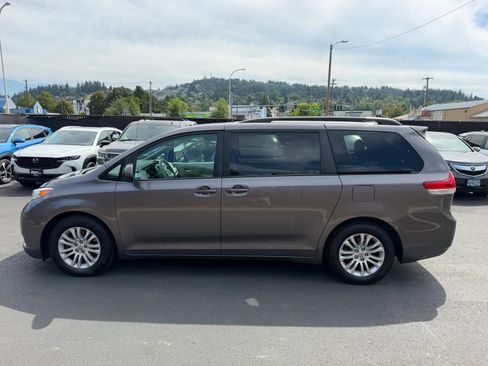 Used 2013 Toyota Sienna XLE FWD image 7