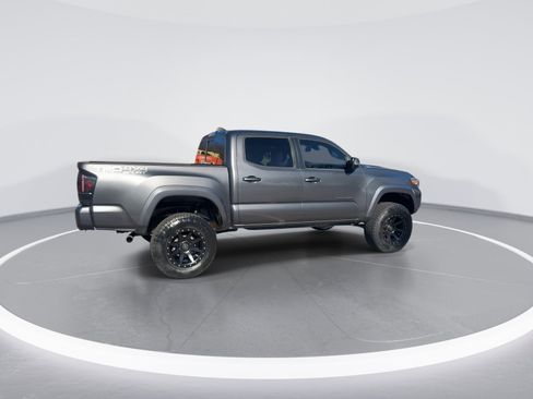 Used 2018 Toyota Tacoma TRD Sport image 9