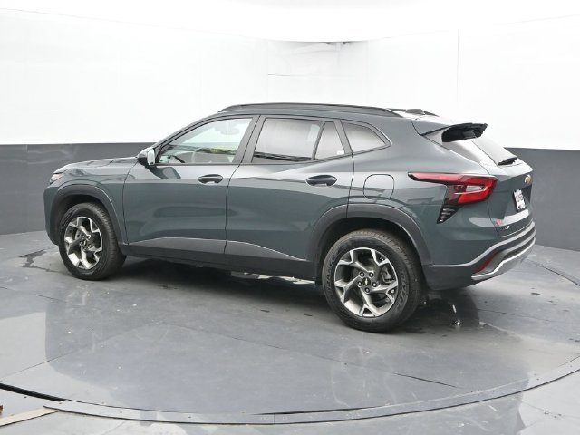 Used 2025 Chevrolet Trax LT FWD image 9