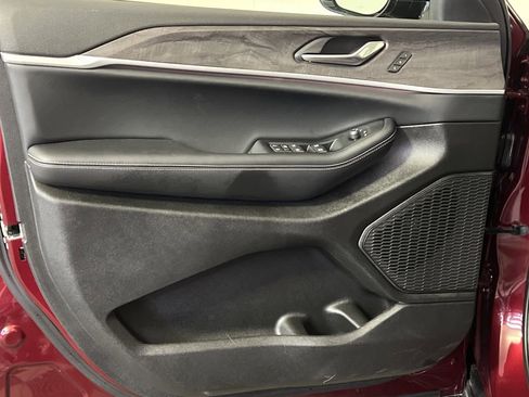 Used 2025 Jeep Grand Cherokee Limited image 10