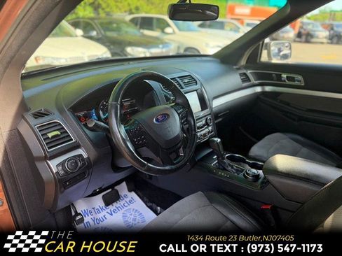 Used 2017 Ford Explorer XLT w/ Equipment Group 202A AWD/4WD image 15