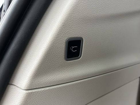 Used 2018 Chrysler Pacifica Limited image 21