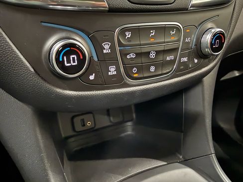 Used 2018 Chevrolet Equinox LT FWD image 36