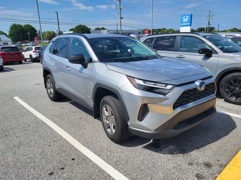 Used 2024 Toyota RAV4 LE AWD/4WD image 3