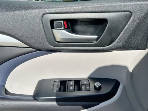 Used 2016 Toyota Highlander XLE FWD image 10