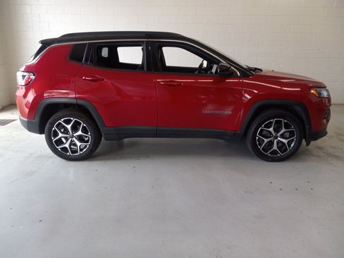 Used 2025 Jeep Compass Limited AWD/4WD image 2