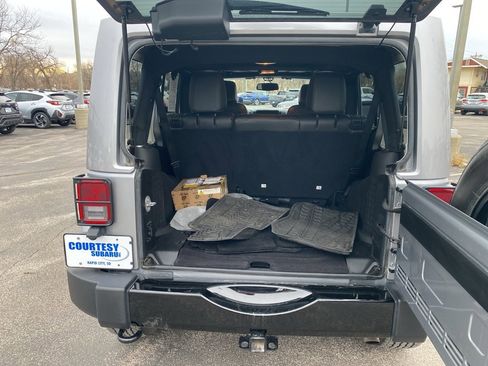 Used 2015 Jeep Wrangler Unlimited Sahara image 8