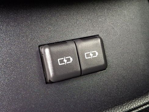 Used 2024 Toyota Highlander LE AWD/4WD image 13
