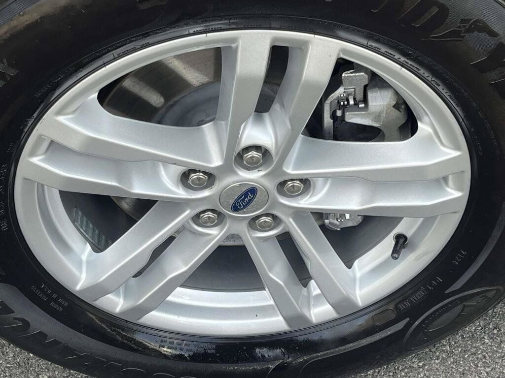 Used 2020 Ford Explorer XLT w/ Equipment Group 202A AWD/4WD image 14