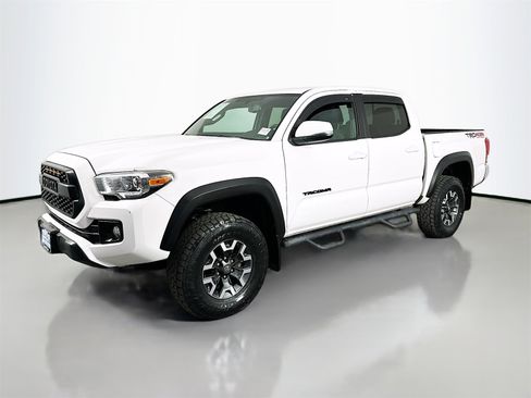 Certified 2017 Toyota Tacoma TRD Off-Road w/ Tow Package (A/T) image 3