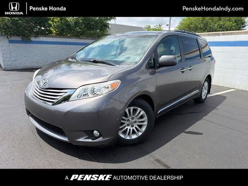 Used 2017 Toyota Sienna XLE Premium FWD image 1