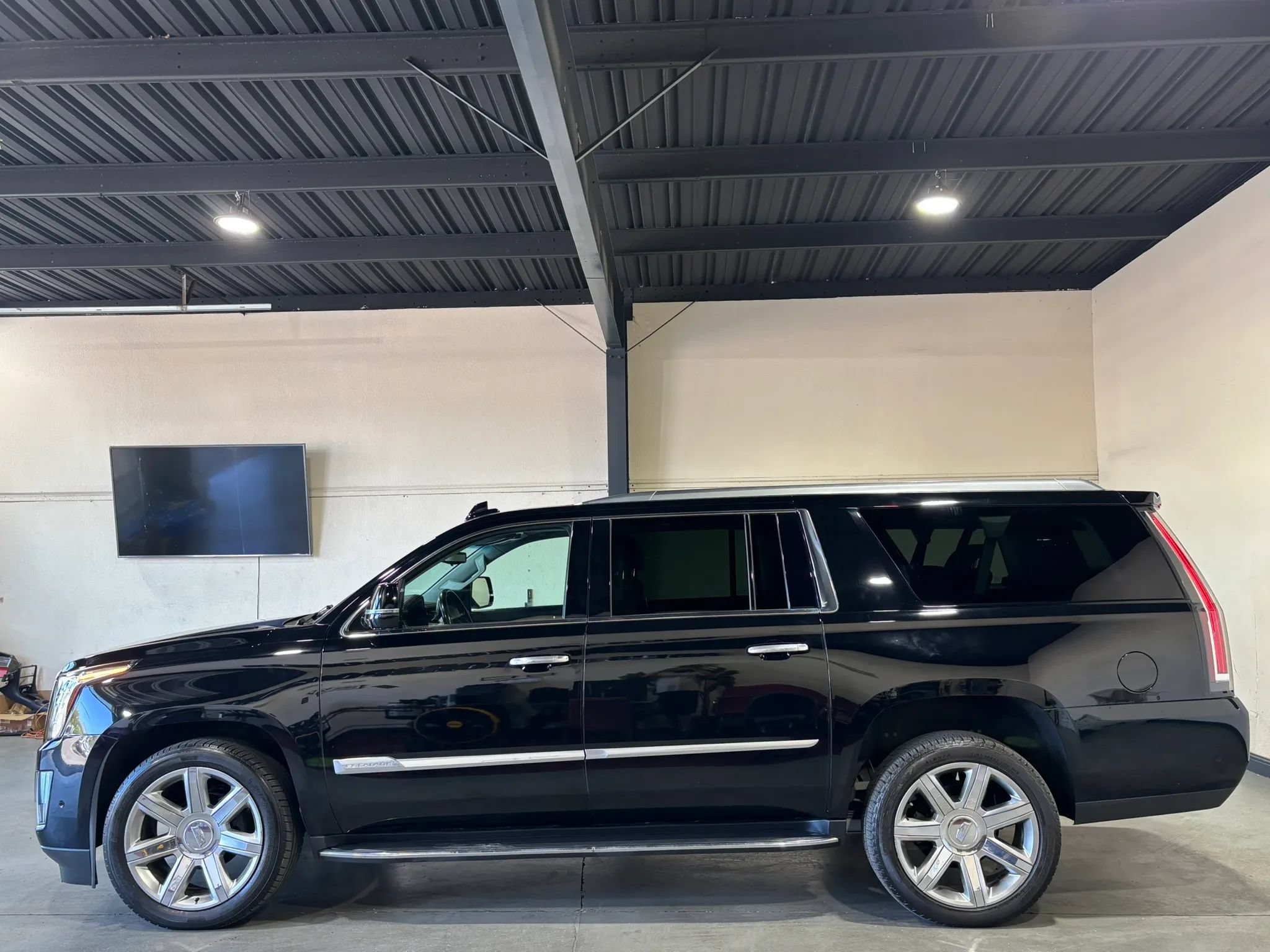 Used 2019 Cadillac Escalade ESV Luxury AWD/4WD image 5