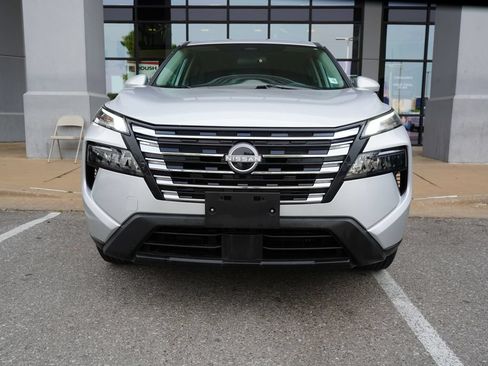 Used 2025 Nissan Rogue SV FWD image 3
