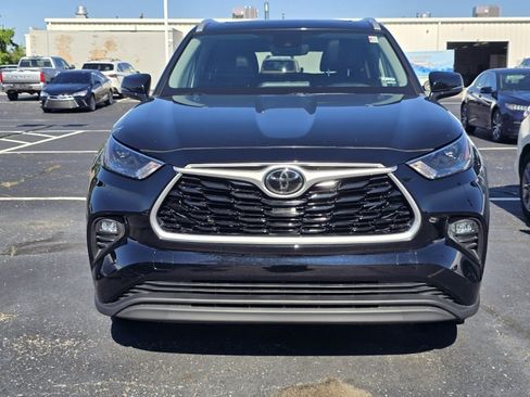Used 2023 Toyota Highlander XLE AWD/4WD image 2