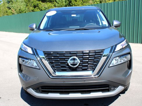 Used 2021 Nissan Rogue SV image 2