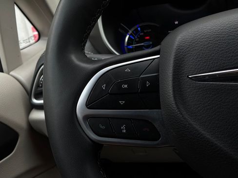 Used 2023 Chrysler Pacifica Touring-L FWD image 42