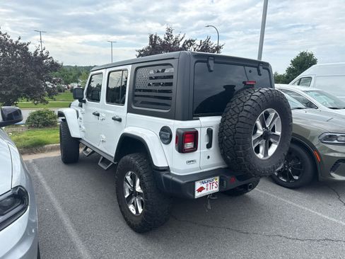 Used 2019 Jeep Wrangler Unlimited Sahara AWD/4WD image 2
