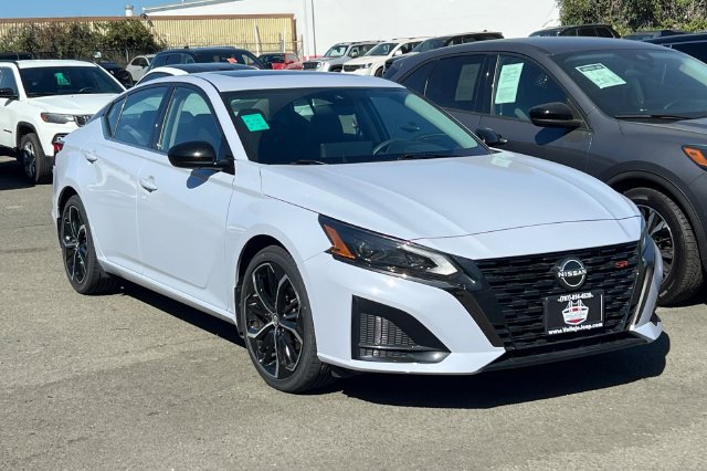 Used 2023 Nissan Altima 2.5 SR w/ SR Premium Package FWD image 2
