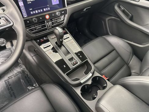 Certified 2026 Porsche Macan AWD/4WD image 31