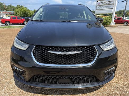 Used 2022 Chrysler Pacifica Touring-L FWD image 2
