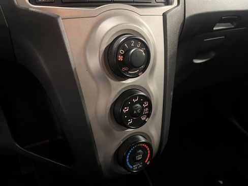 Used 2010 Toyota Yaris 2-Door Hatchback image 19