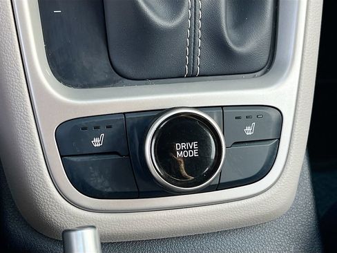 Used 2025 Hyundai Venue Limited FWD image 20