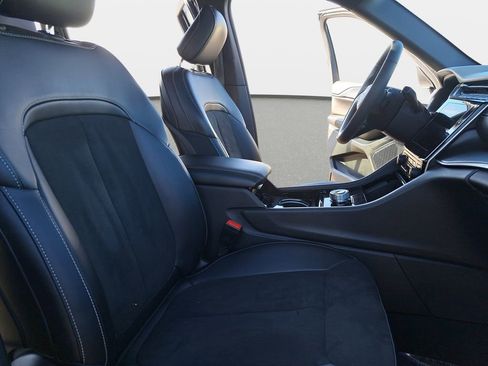 Used 2023 Jeep Grand Cherokee Altitude image 10