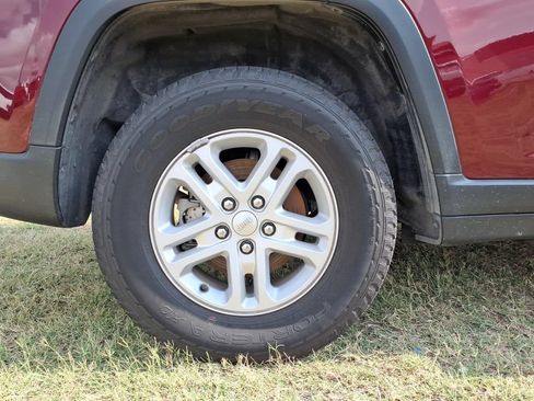Used 2024 Jeep Grand Cherokee Laredo RWD image 20