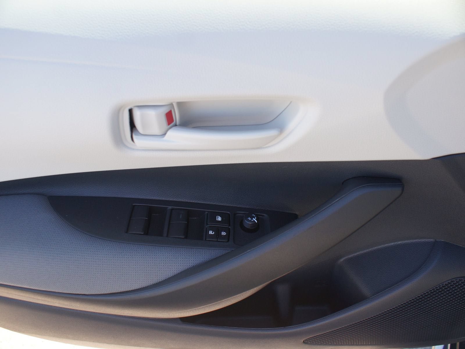 Used 2027 Toyota Corolla LE FWD image 27