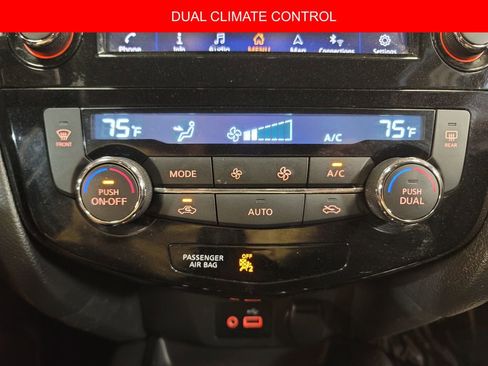 Used 2018 Nissan Rogue SV w/ Premium Package image 15