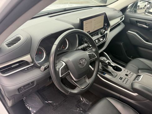 Used 2023 Toyota Highlander XLE AWD/4WD image 12